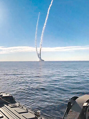 多爾戈魯基號從水下發射布拉瓦導彈。（俄軍圖片）