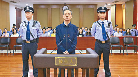 中國人民保險集團前總裁王銀成（中）被判囚十一年。（資料圖片）