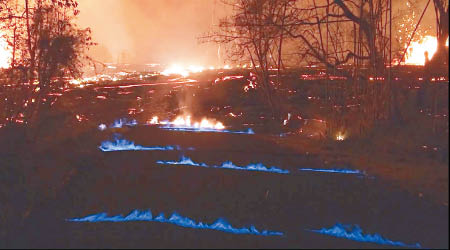 裂縫冒出藍色火燄。（美聯社圖片）