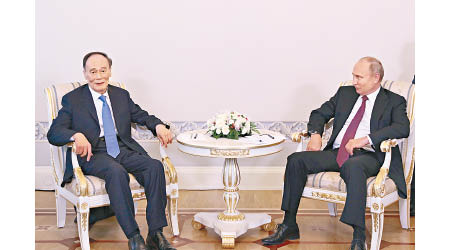 國家副主席王岐山（左）與俄國總統普京會晤。（中新社圖片）