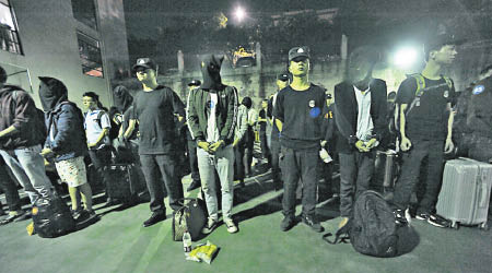 重慶警方將疑犯押解回國。（中新社圖片）