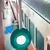 老婦卡在月台與列車之間的空隙（箭嘴示）。