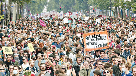 大批民眾走上巴黎街頭抗議。（美聯社圖片）