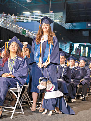 阿斯卡尼奧帶同卡莉一起參加畢業禮。（互聯網圖片）