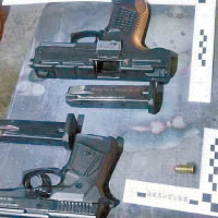 疑犯向警方交出的兩把槍，彈匣均裝有子彈。（互聯網圖片）
