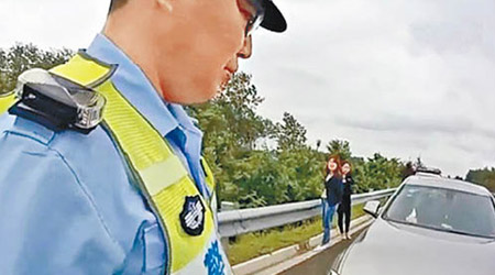 交警被司機要求出具責任認定證明書。（互聯網圖片）