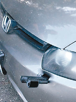 美國司機遇上怪事，一支手槍插在車頭。（互聯網圖片）