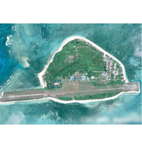 中業島的衞星照片顯示，菲律賓在該島修建機場跑道。（互聯網圖片）