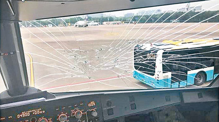 北京首都航空一架客機的機頭舷窗玻璃出現裂紋。（互聯網圖片）