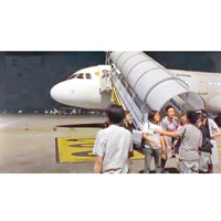 客機降落蕭山機場，乘客陸續離開機艙。