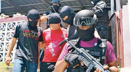 反恐警員拘捕疑犯。（馬來西亞警方圖片）
