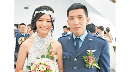 吳彥霆（右）與妻子的結婚照。（互聯網圖片）