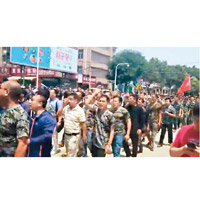 來自各地的軍人和退伍老兵，在漯河遊行聲援。
