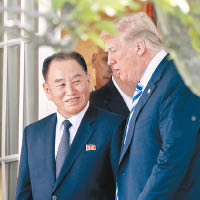 據報金英哲（左）向特朗普（右）要求，協助北韓開發賭場。