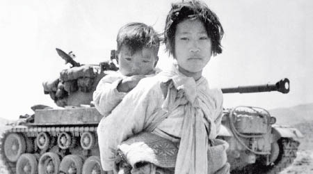 韓戰造成朝鮮半島分裂，拆散無數家庭。（黑白圖片）