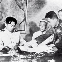 金日成（左）代表北韓簽署停戰協定。（黑白圖片）