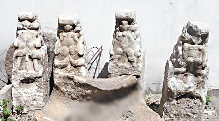 地盤發現的四個螭首雕像。（互聯網圖片）