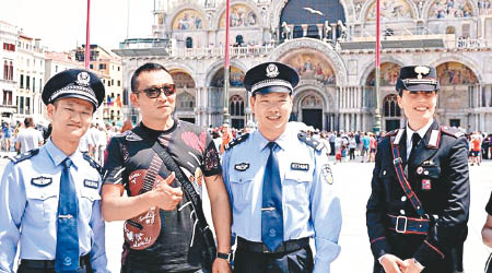 兩名中國警察巡邏威尼斯。（互聯網圖片）
