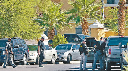 警方包圍瓊斯所住的酒店。（美聯社圖片）