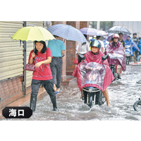 當地持續落大雨，道路嚴重水浸。（中新社圖片）