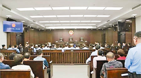 崔榮勝及其黑幫成員出庭聽取判決。（互聯網圖片）