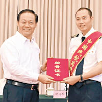 劉偉健（右）獲得「中國民航英雄機長」稱號。（中新社圖片）