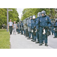 防暴警察嚴陣以待。（美聯社圖片）