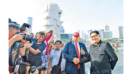 李浩宏（右）與扮演特朗普的演員一同在新加坡市中心拍照。