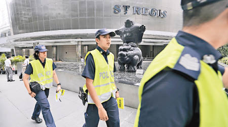 新加坡警員在瑞吉酒店外巡邏。（美聯社圖片）
