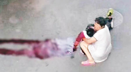 死者的母親抱着淌血的兒子，呼天搶地。（互聯網圖片）