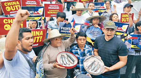 有漁民到中國駐菲大使館外聚集，抗議中國海警強取菲漁民魚獲。（美聯社圖片）