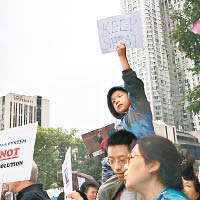 示威者高舉標語。