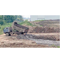 泰州督察人員檢查時，發現一輛泥頭車傾倒污泥。