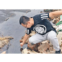 江蘇<br>督察人員抽取污泥積水作檢測。