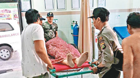 梁萬昌的遺體被送到醫療中心。（互聯網圖片）