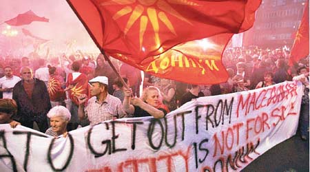 協議一出，馬其頓隨即爆發示威。（美聯社圖片）