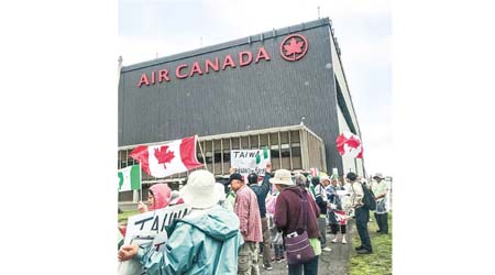 一批加拿大台胞到加航總部外抗議。（互聯網圖片）