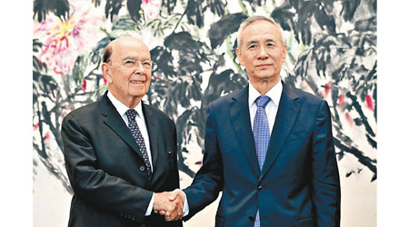 劉鶴（右）與美國商務部長羅斯，早前就中美貿易進行磋商。
