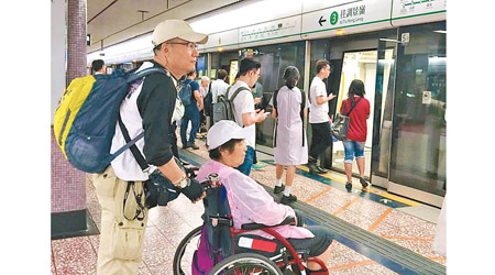 郭利偕乘坐輪椅的母親抵達香港。（互聯網圖片）