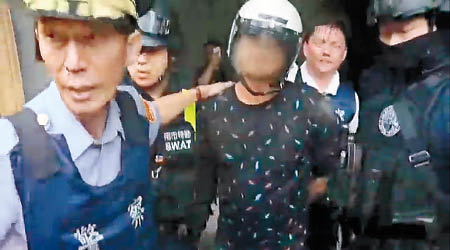 楊男被警員押走。（中時電子報圖片）