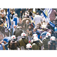 反對協議的希臘民眾與防暴警察發生衝突。（美聯社圖片）