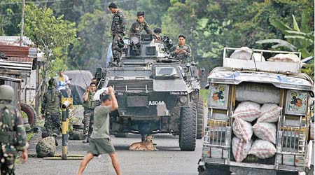 菲律賓政府軍去年在馬拉維與IS激戰。