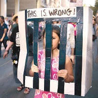 費城一名女童參與示威，抗議拆散非法移民家庭。（美聯社圖片）