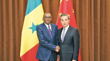 外長王毅（右）與塞內加爾外長卡巴舉行會談。（中新社圖片）