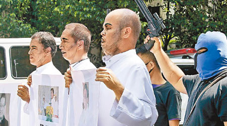 菲律賓有神職人員悼念遇害神父。（美聯社圖片）