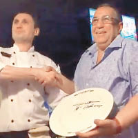 餐廳廚師（左）興奮地跟網友父親合照。（互聯網圖片）