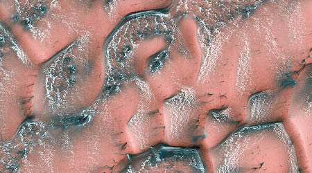 NASA公布的照片中，可見火星部分沙丘呈現艷麗色彩。（互聯網圖片）
