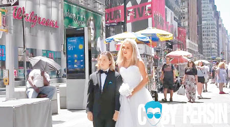 「假新人」在時代廣場高調拍婚紗照。（互聯網圖片）