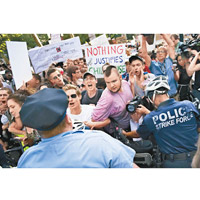 民眾示威不滿政府拆散非法入境家庭。（美聯社圖片）