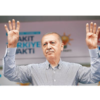 埃爾多安（Recep Tayyip Erdogan，64歲）<br>屬正義與發展黨，仍為國內最受歡迎的政治人物，管治土耳其長達15年。